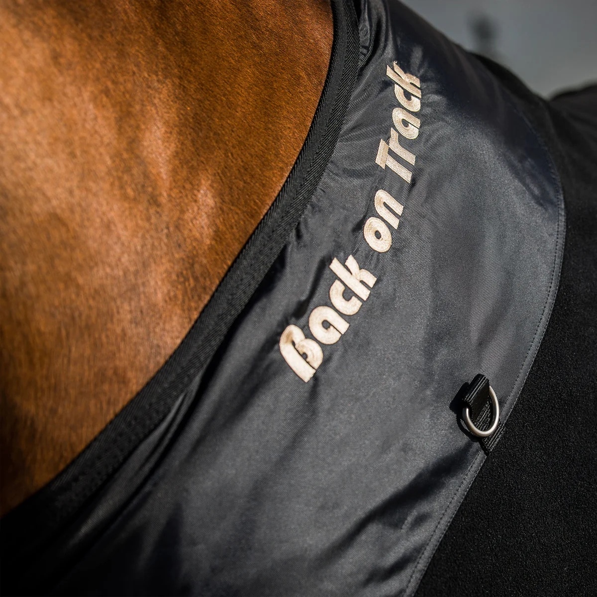 Back on Track Hästtäcke Fleece med D-ringar