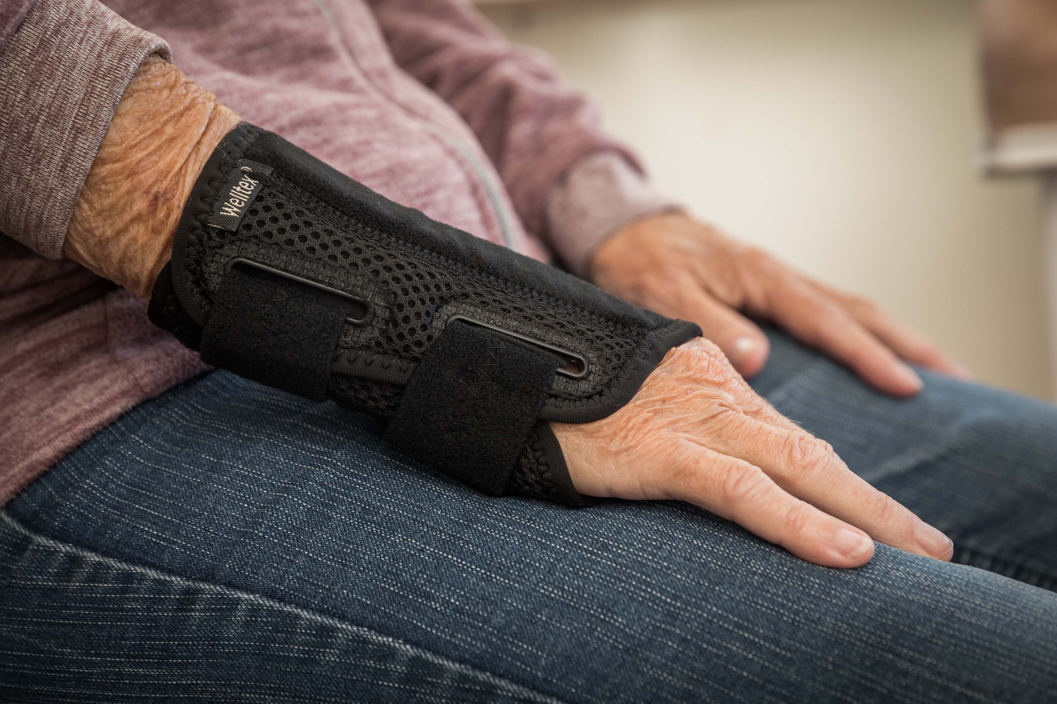 Back On Track "Carpus" Wrist Brace with Splint